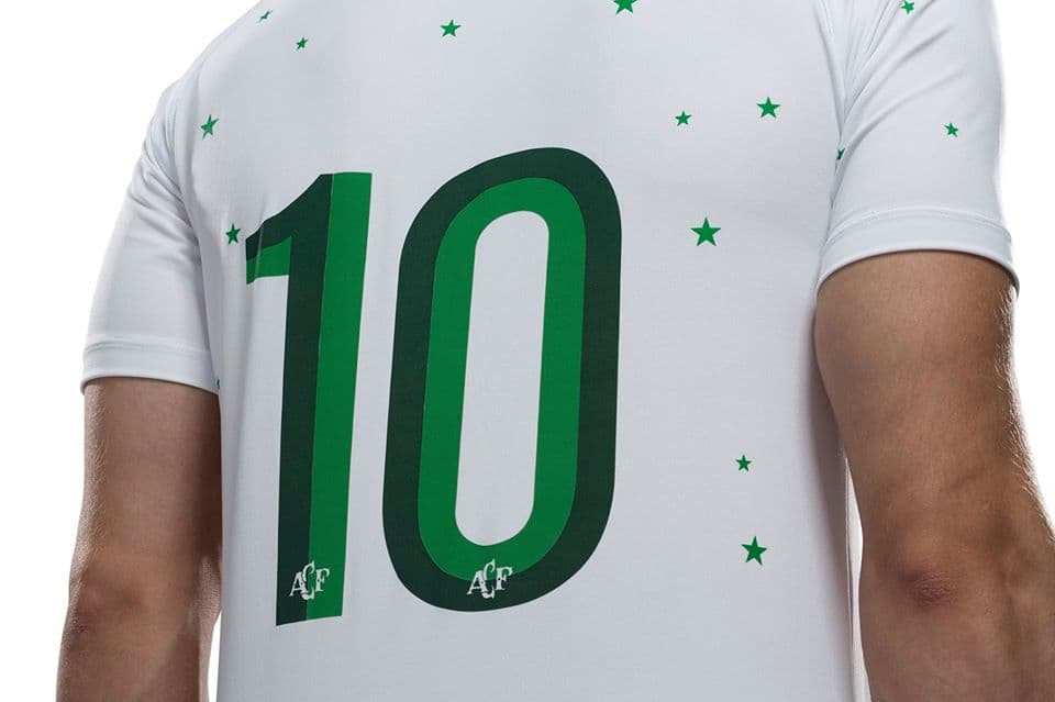 Tras la tragedia en las montañas de Medellín, Colombia, fueron muchos los equipos que demostraron apoyo con playeras en sus partidos. Faltaba la del propio afectado.