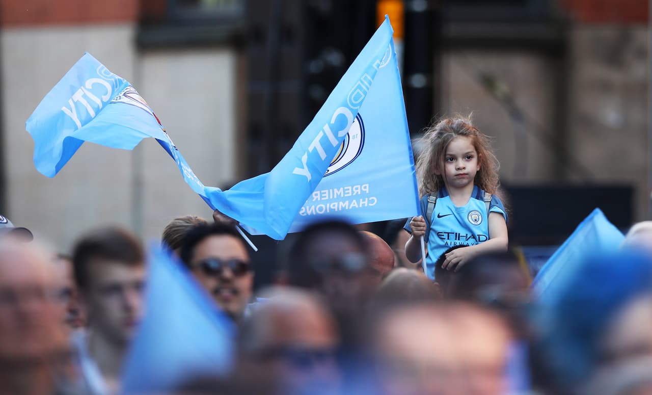 Los fanáticos de Manchester City inundaron la ciudad para festejar con los jugadores del equipo el título obtenido en Premier League, en medio del colorido y euforia de hinchas de todas las edades.