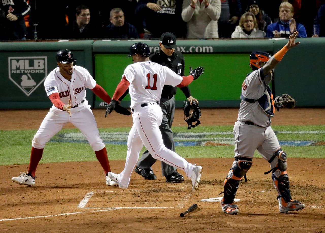 Con su batazo Bradley remolcó a Xander Bogaerts, Steve Pearce y a Rafael Devers para darle la vuelta de golpe y porrazo a la pizarra 5-4.