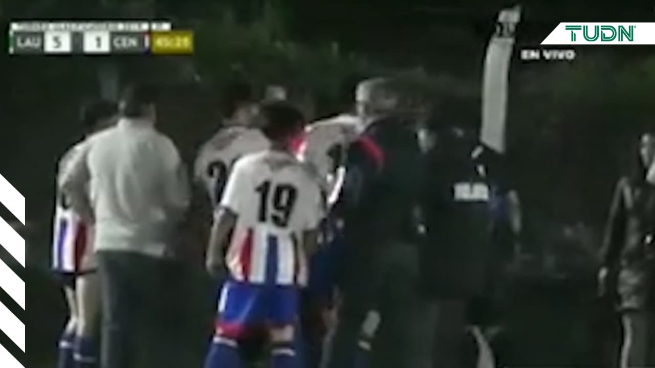 ¡Insólito! Árbitro expulsa a periodista en Uruguay