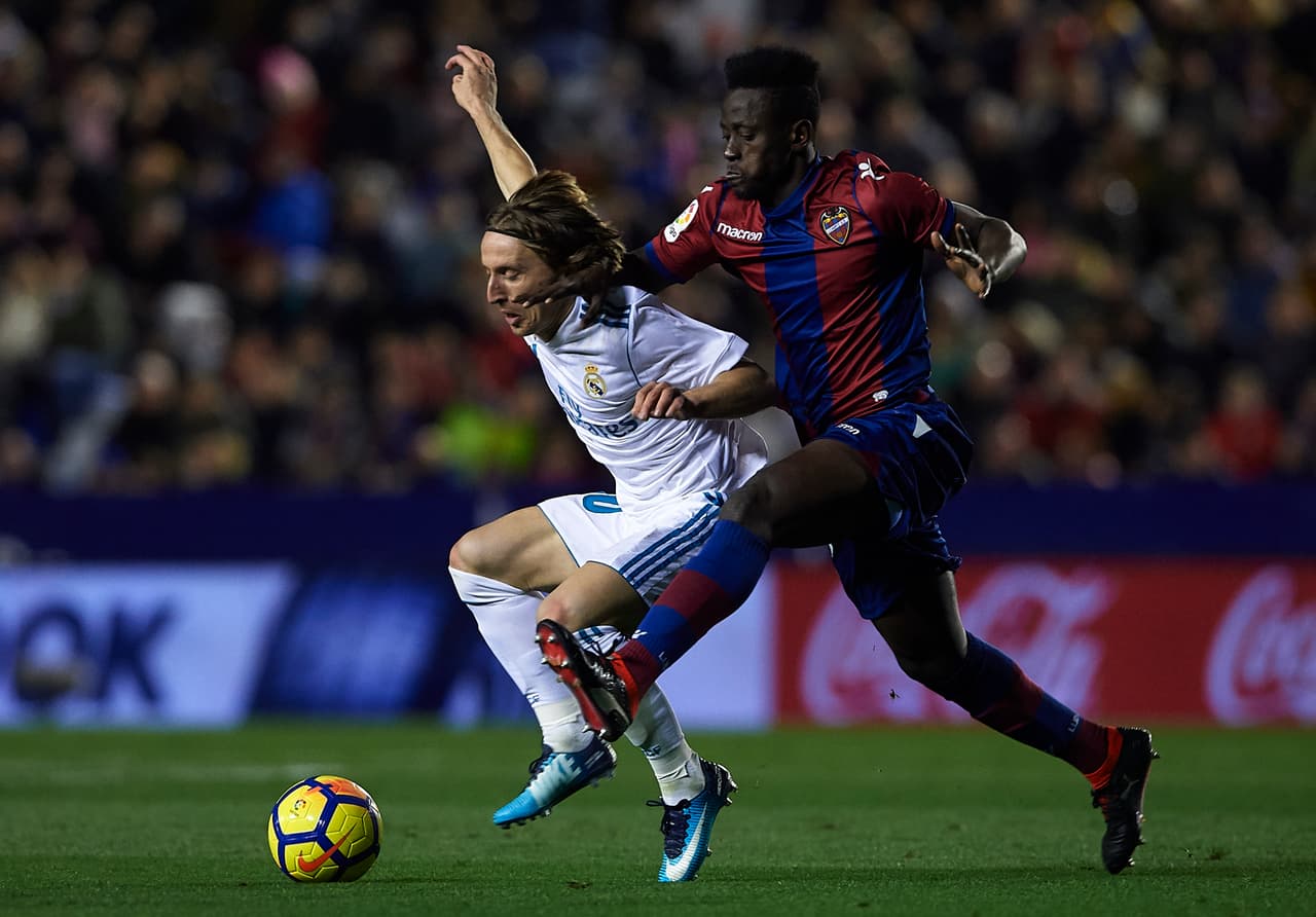 Emmanuel Boateng igualó al aprovechar un rechace del portero costarricense Keylor Navas (42).