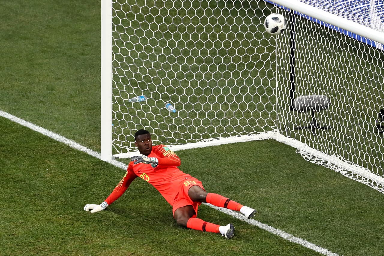 Sin embargo, Sigurdsson lanzó el balón por encima del horizontal y el juego se mantuvo 2-0.