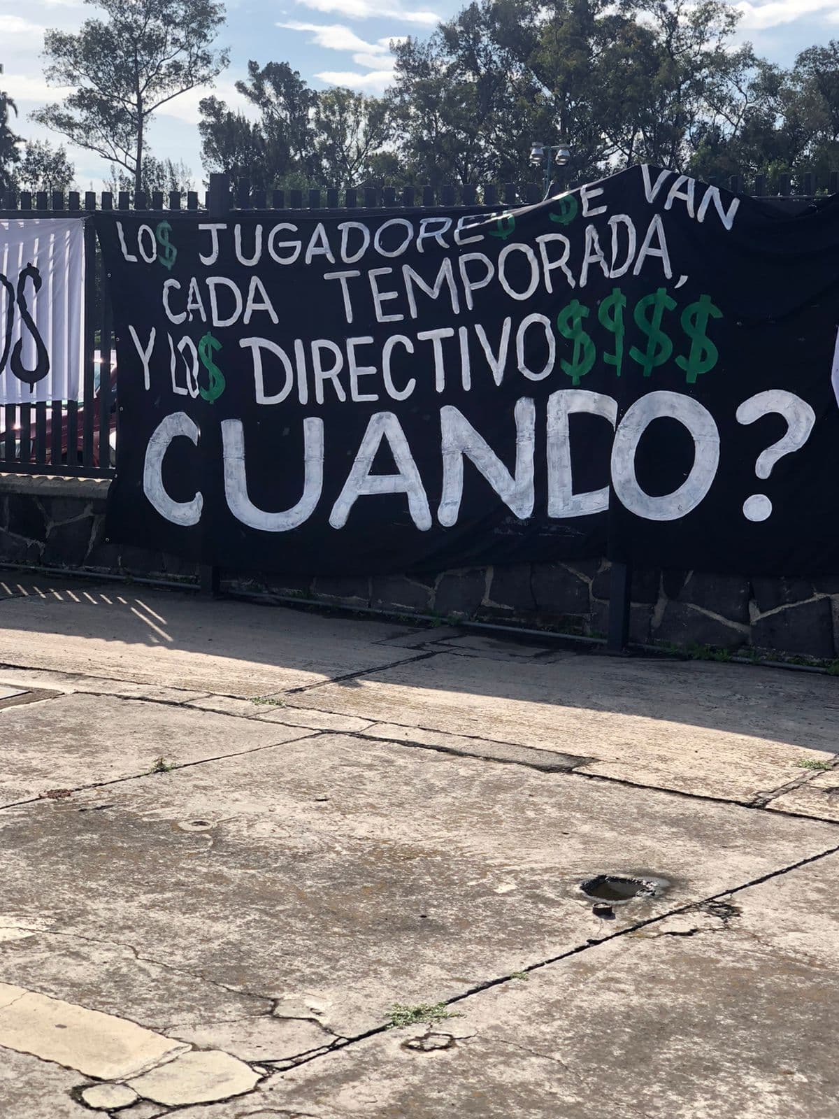 Aficionados del equipo universitario se reunieron afuera del estadio para manifestarse en contra de la directiva de los Pumas y exigirle al equipo mejores resultados, pues ya suman tres derrotas y dos empates en los cinco encuentros que han tenido a lo largo del Apertura 2021.