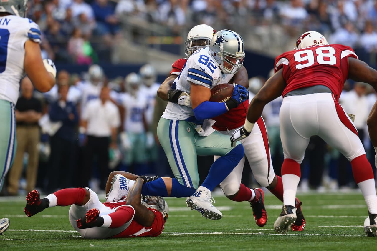 ARLINGTON, TX - NOVEMBER 02: Jason Witten #82 of the Dallas Cowboys runs the ball against Tony Jefferson #22 and Sam Acho #94 of the Arizona Cardinals in the second quarter at AT&T Stadium on November 2, 2014 in Arlington, Texas. (Photo by Ronald Martinez/Getty Images)