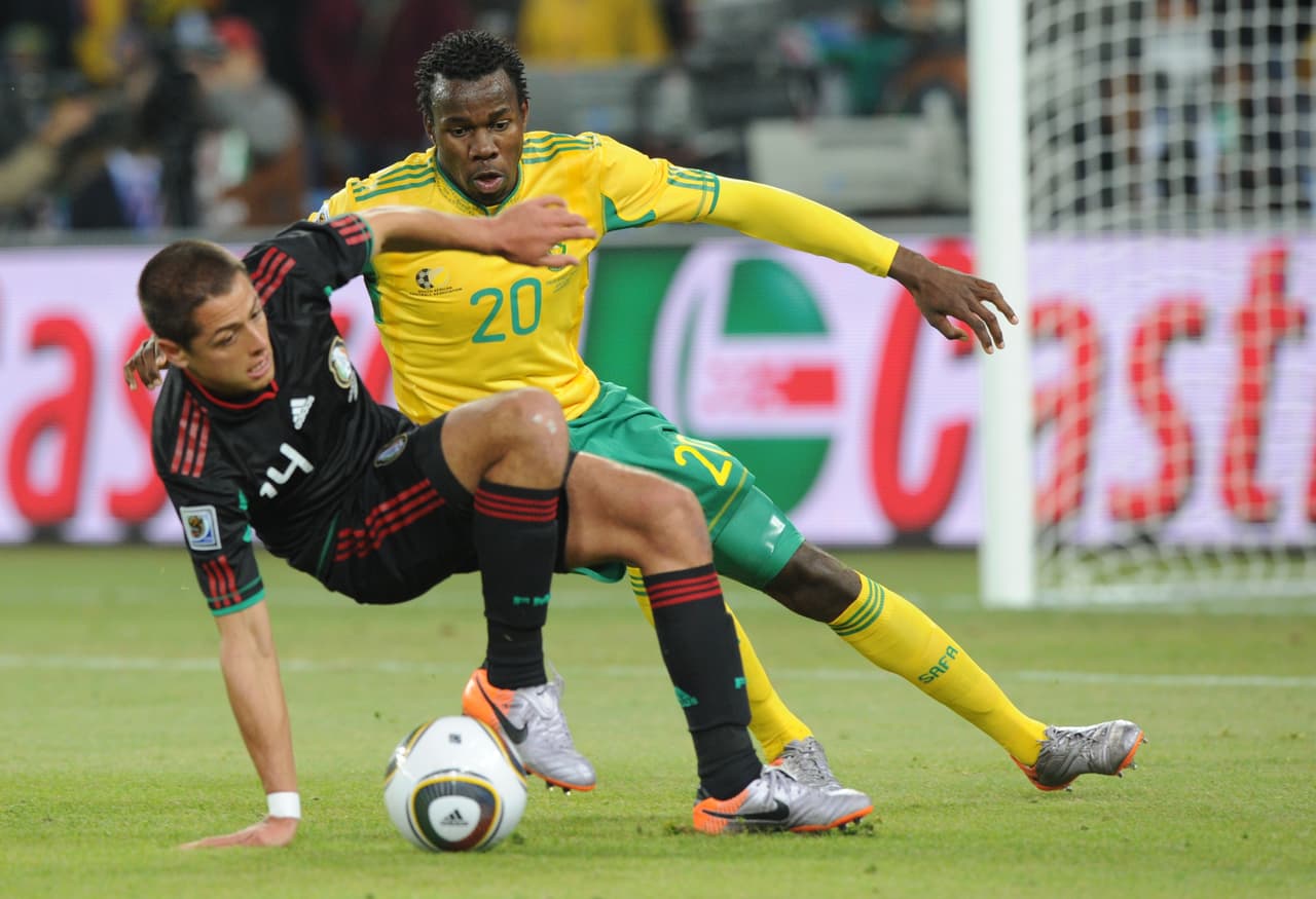 El 11 de junio de 2010 debutó Javier 'Chicharito' Hernández en los mundiales, contra Sudáfrica en Polokwane. Allí jugó los últimos 17 minutos, reemplazando a Guillermo Franco.