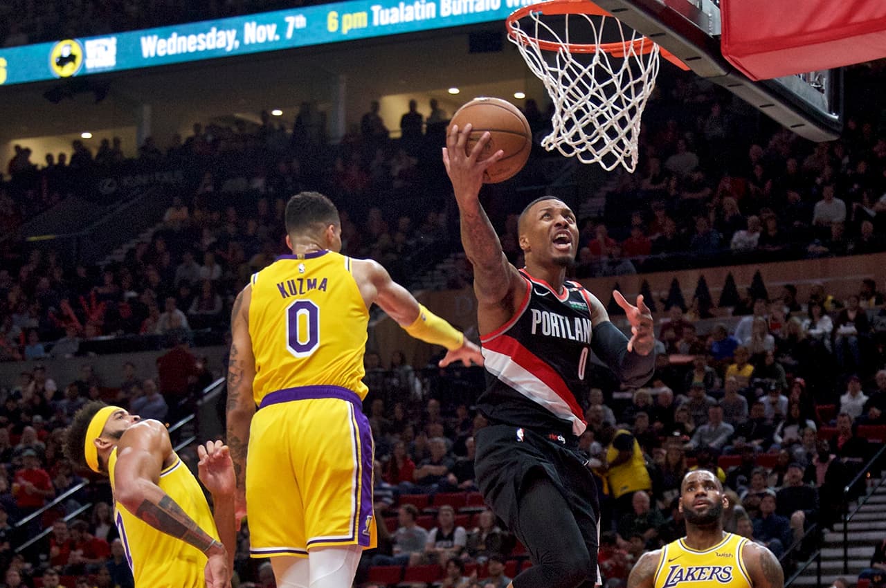 Damian Lillard (derecha) fue el mayor anotador del juego con 30 puntos, cuatro rebotes y cuartro asistencias pero no pudo impedir la derrota de su equipo.