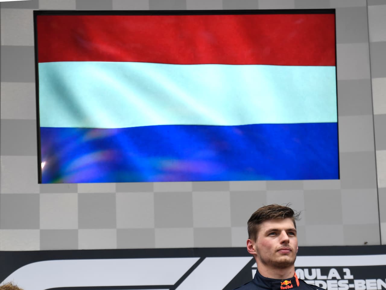 Verstappen en el podio mientras sonaban las notas del himno de Holanda.