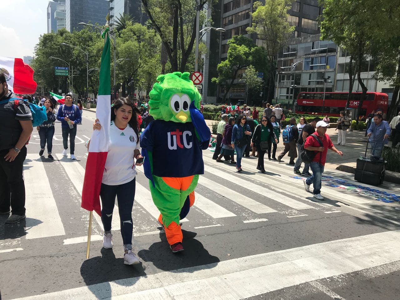 Las calles fueron el espacio por donde pasaron muchos con sus banderas e incluso disfraces.