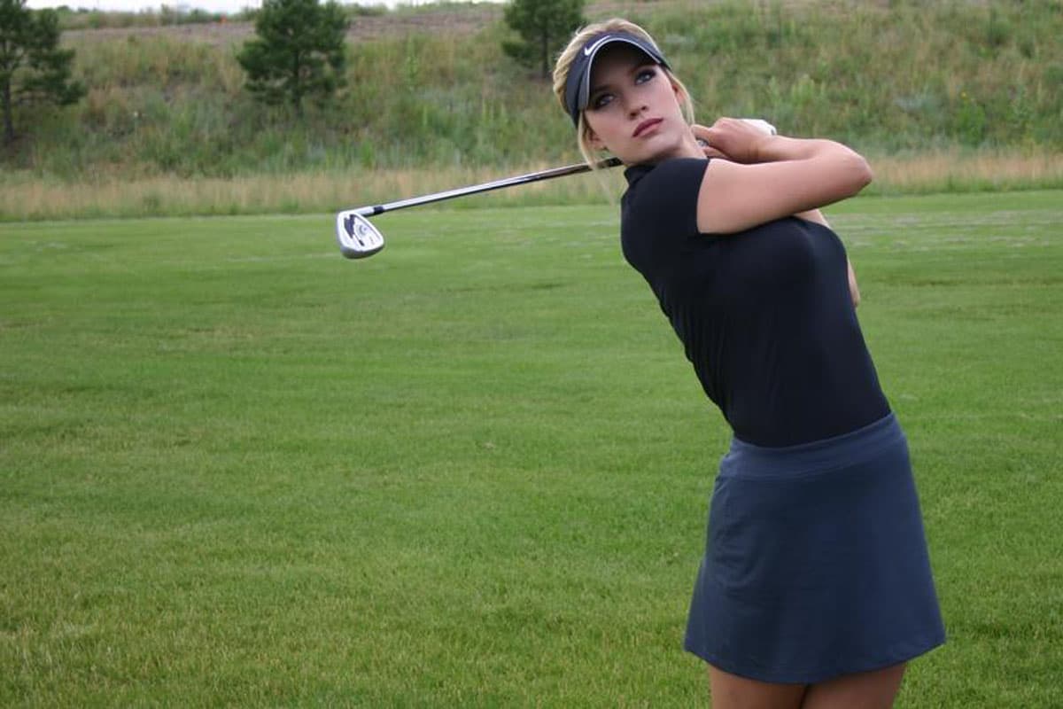 Y si de redes sociales hablamos, la estadounidense golfista Paige Spiranac ha subido videos sensuales al momento de practicar sus mejores golpes de golf, con los que se ha ganado cientos de aficionados.