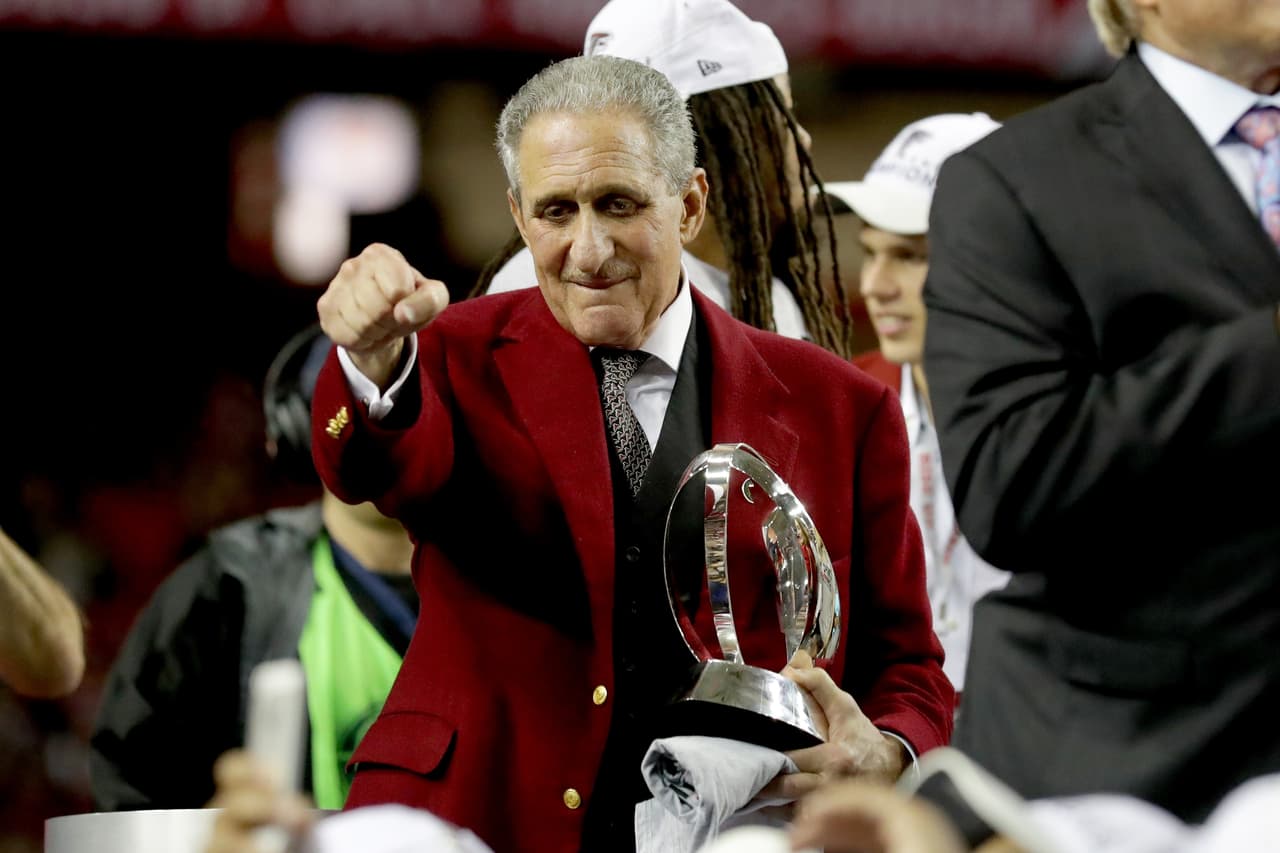 El propietario de los Atlanta Falcons, Arthur Blank, recibió el trofeo George Halas para los campeones de la Conferencia Nacional.
