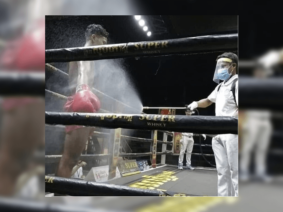 Desinfectan a los boxeadores previo a la pelea.