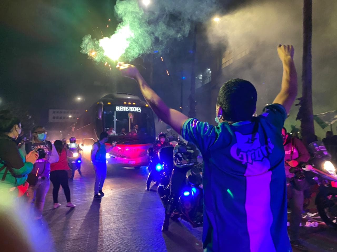 Los equipos llegan al estadio y son recibidos por miles de aficionados de la fiera, que quieren ver a su equipo levantar la novena copa de Liga MX.