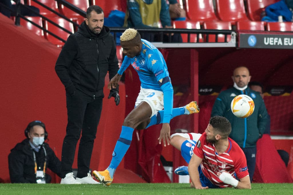 El Napoli no puede ante la escuadra española de Granada y pierde 0-2 en los dieciseisavos de la UEFA Europa League. Las anotaciones por parte de los rojiblancos fueron por parte de Yangel Herrera y Kenedi, uno tras otro. El mexicano Hirving Lozano no tuvo participación por lesión.