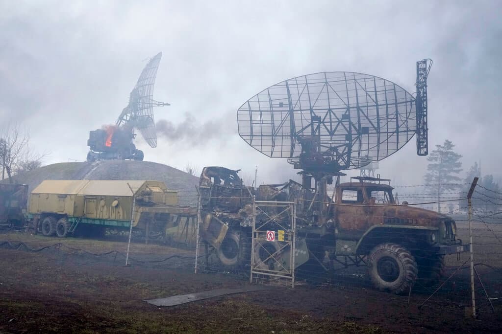 Un radar del las fuerzas armadas de Ucrania alcanzado por fuego de Rusia en las afueras de Mariupol, en el este del país. El secretario general de la OTAN, Jens Stoltenberg, denunció que con su
<b> avanzada militar <a href="http://uni.vi/2h00103qqi6" target="_blank">Rusia comete "una grave violación del derecho internacional</a></b>