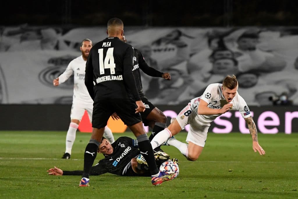 Real Madrid se clasifican a la siguiente fase de la Champions League, venciendo a Monchengladbach 2-0. Los goles corrieron a cargo de Karim Benzema, sellando con un doblete la victoria merengue.