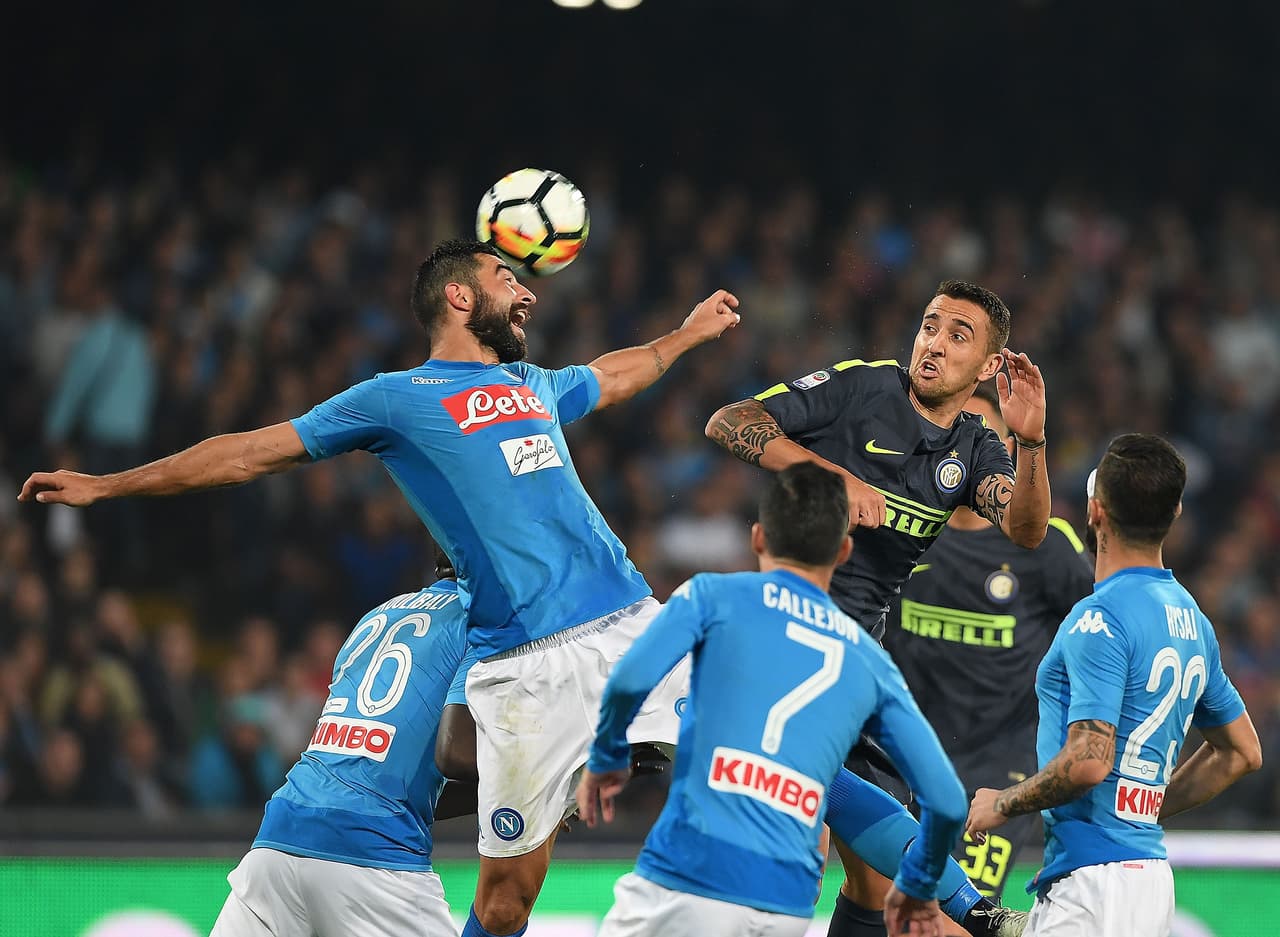 NAPLES, ITALY - OCTOBER 21: Player of SSC Napoli Raul Albiol vies with FC Internazionale player Matias Vecino during the Serie A match between SSC Napoli and FC Internazionale at Stadio San Paolo on October 21, 2017 in Naples, Italy. (Photo by Francesco Pecoraro/Getty Images)