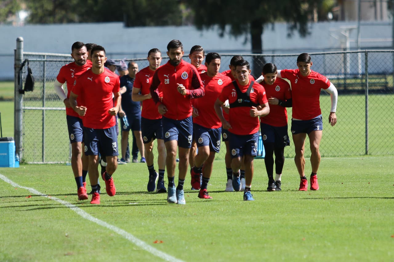 El semblante en el entrenamiento de Chivas de Guadalajara en Chivas Verde Valle es un reflejo de la situación futbolístic del equipo, una crisis que el técnico Tomas Boy aún no logra revertir.