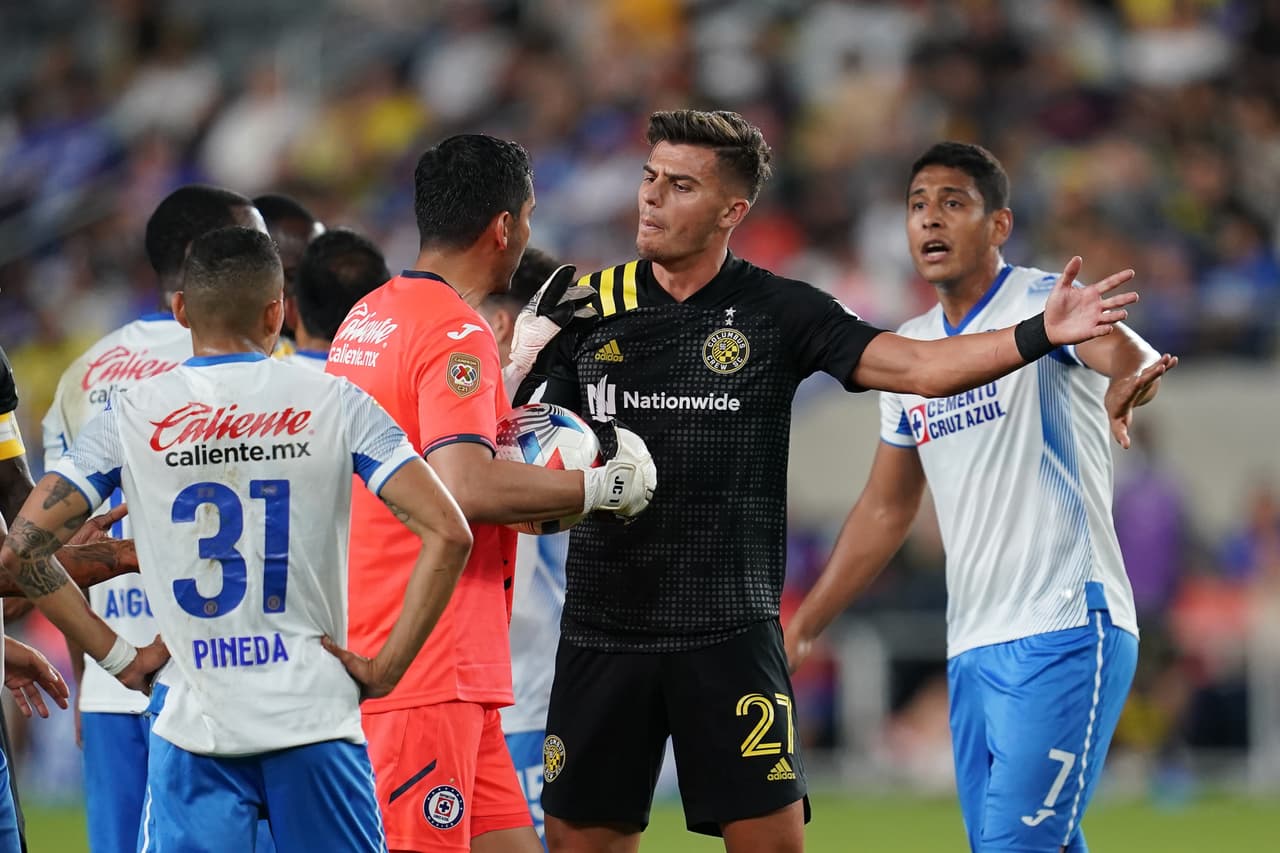 Los estadounidenses le ganan una nueva batalla a los mexicanos y con un marcador de 2-0 a favor Columbus Crew vence a Cruz Azul y se coronan dentro de la Campeones Cup.