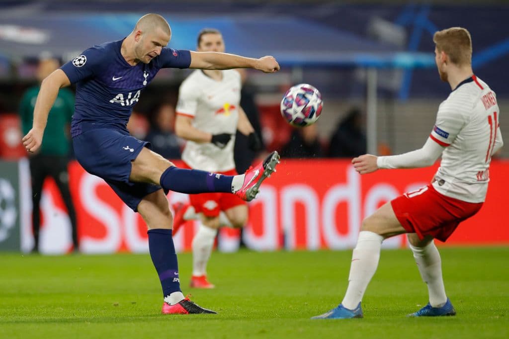 Eric Dier no quiere problemas cerca de su portería y revienta el balón ante la presión de Timo Werner.