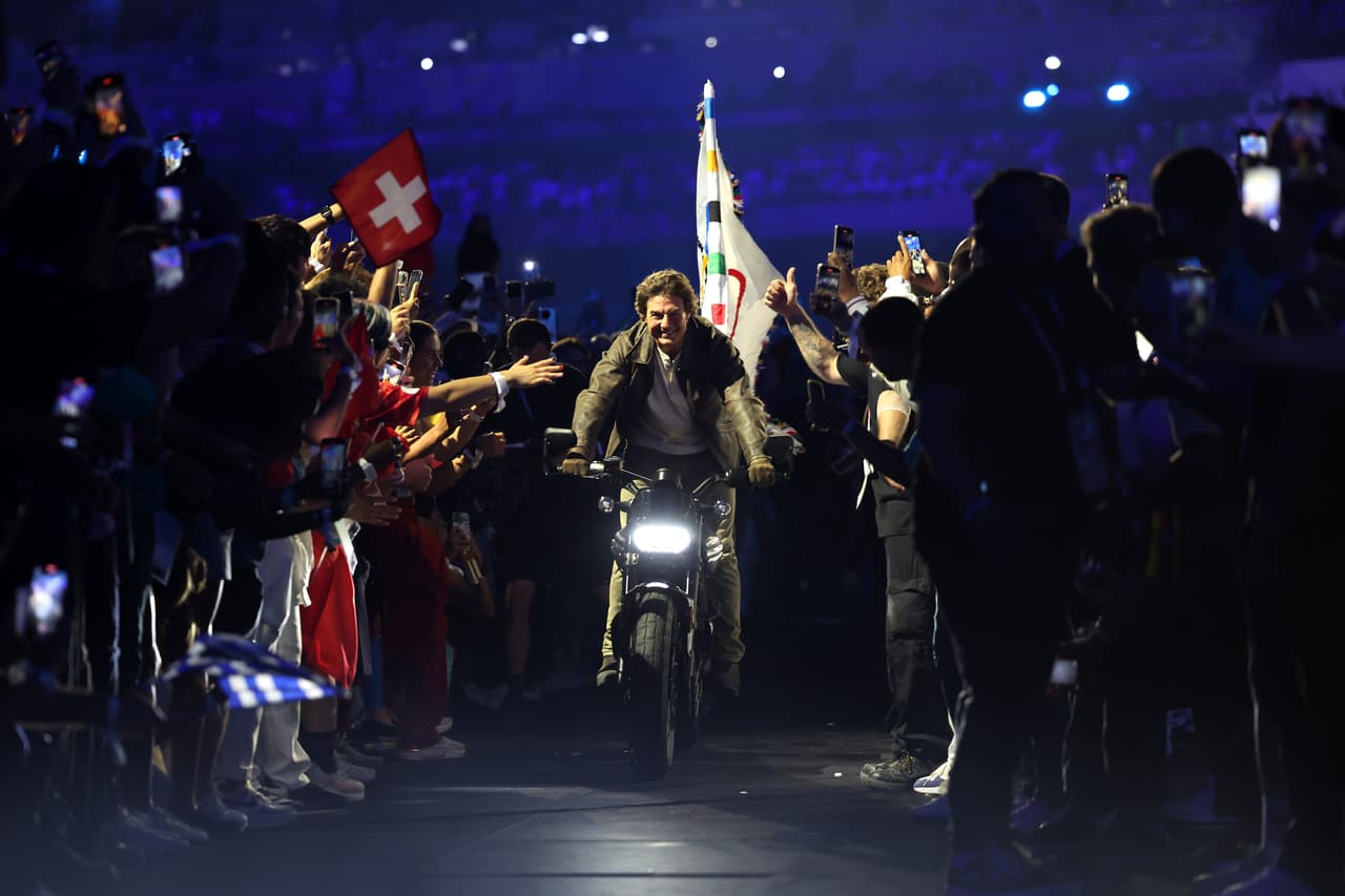 Tom Cruise en moto en el Stade de France.