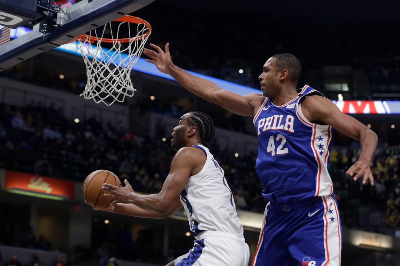 T.J. Warren se encamina a la canasta y se lleva dos puntos pese a la marca de Al Horford.