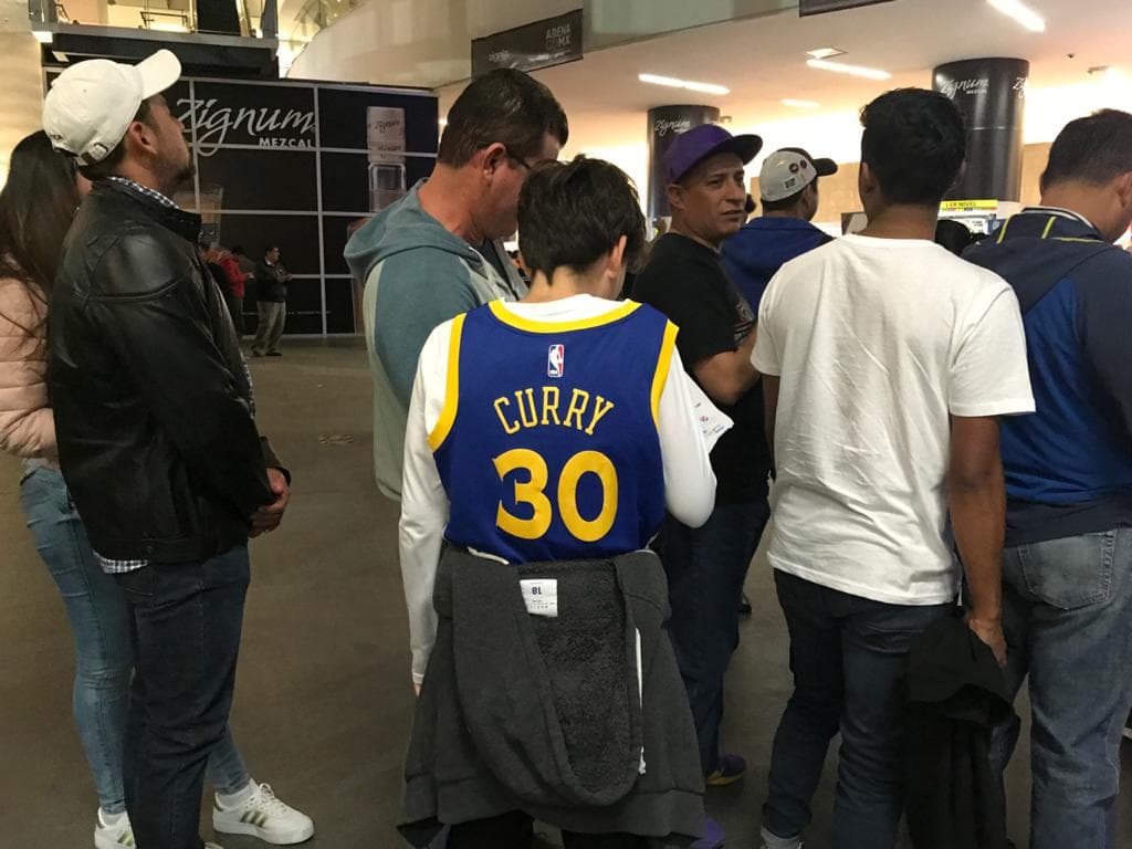 La afición mexicana luce diferentes jerseys, desde LeBron James hasta el de Najera.
