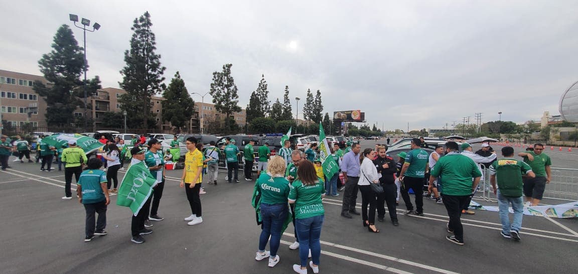 Los aficionados de León alientan a su equipo previo al encuentro ante LAFC.
