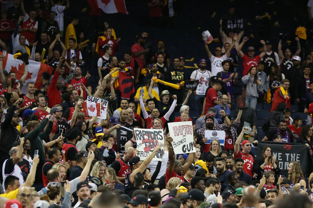 Después del Juego 4 en la Final de la NBA, los fanáticos de los Toronto Raptors estallaron en júbilo en el Oracle Arena al ver que su equipo, comandado por Kawhi Leonard (36 puntos), se puso 3-1 arriba de los Golden State Warriors y acaricia el título.
