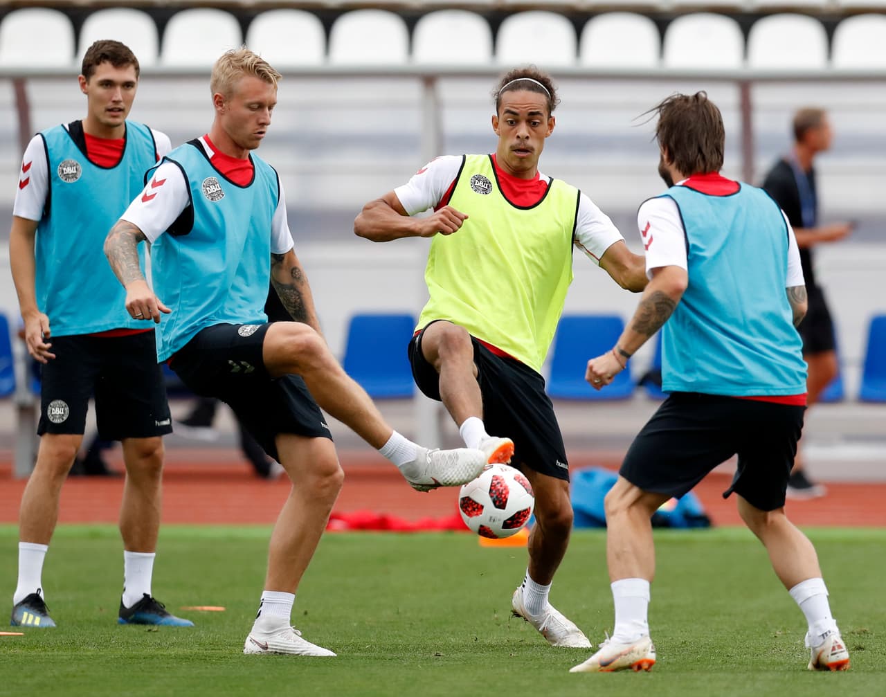 Con la casaca amarilla Yusuff Poulsen, jugador del Red Bull Leipzig de la Bundesliga alemana, intenta quitarle la pelota a uno de sus compañleros en el último entrenamiento.