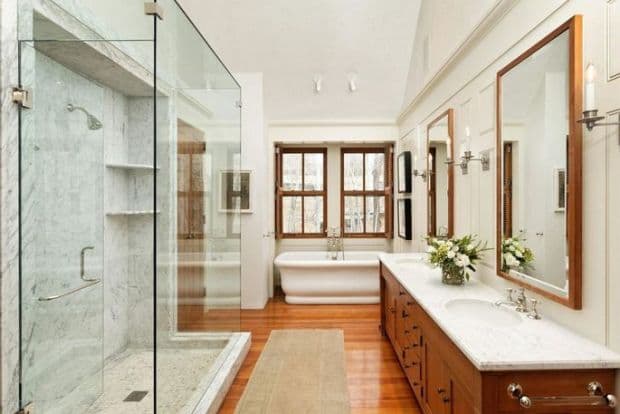 En su momento gastó $8 millones de dólares por la casa que al estar en el vecindario West End no puede ser de más de dos plantas, por limitantes que impone la ley por lo que si es necesario más pisos, éstos deberán ser subterráneos.