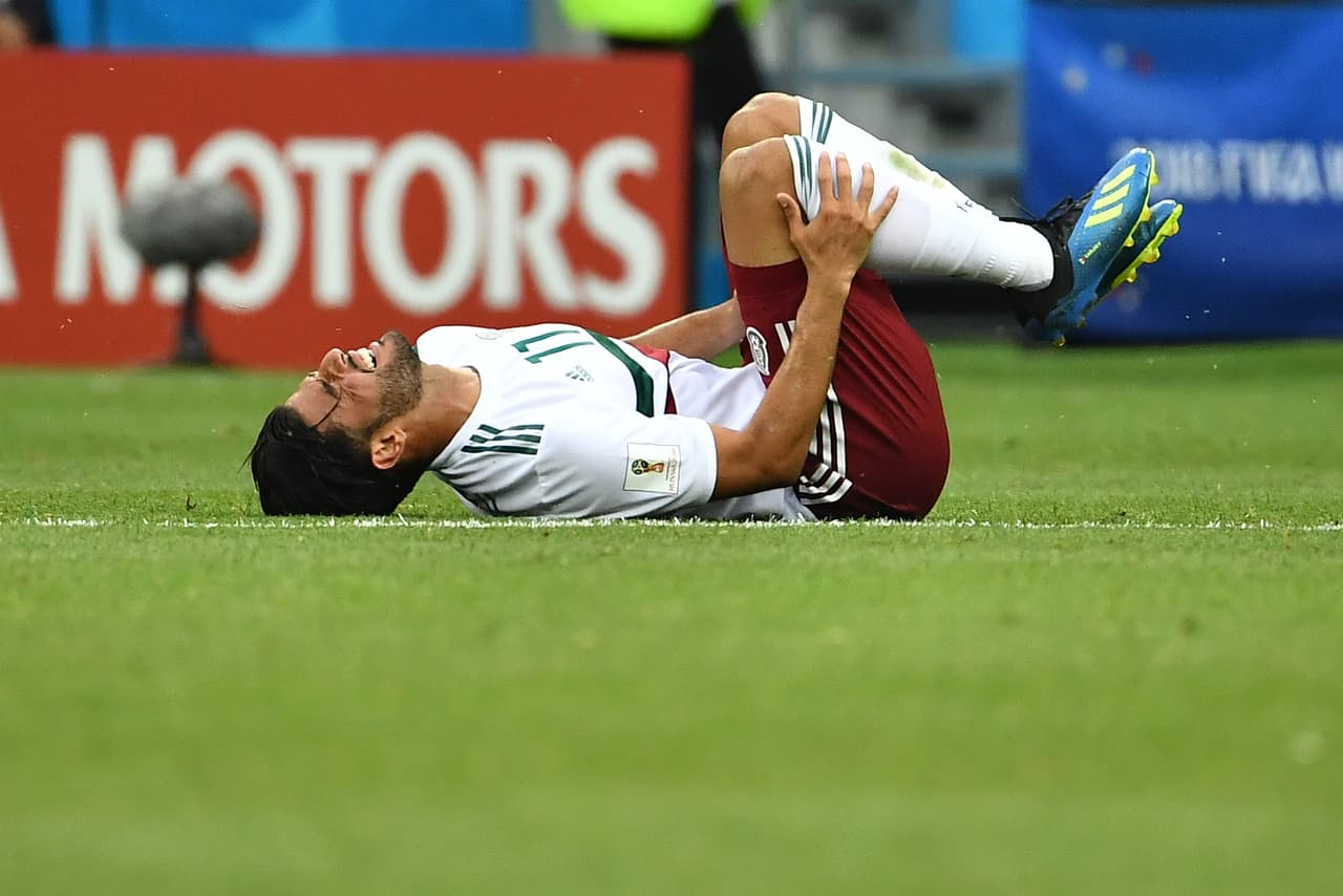 Incluso una de las faltas que soportó le significó a Seung-Woo Lee su tarjeta amarilla. Lo taló duro en la medular.