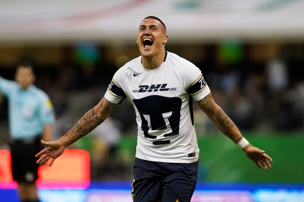 A pesar de su fortaleza, es un atacante ágil en el uno a uno y veloz, con lo que mete miedo en las defensas de la Liga MX.