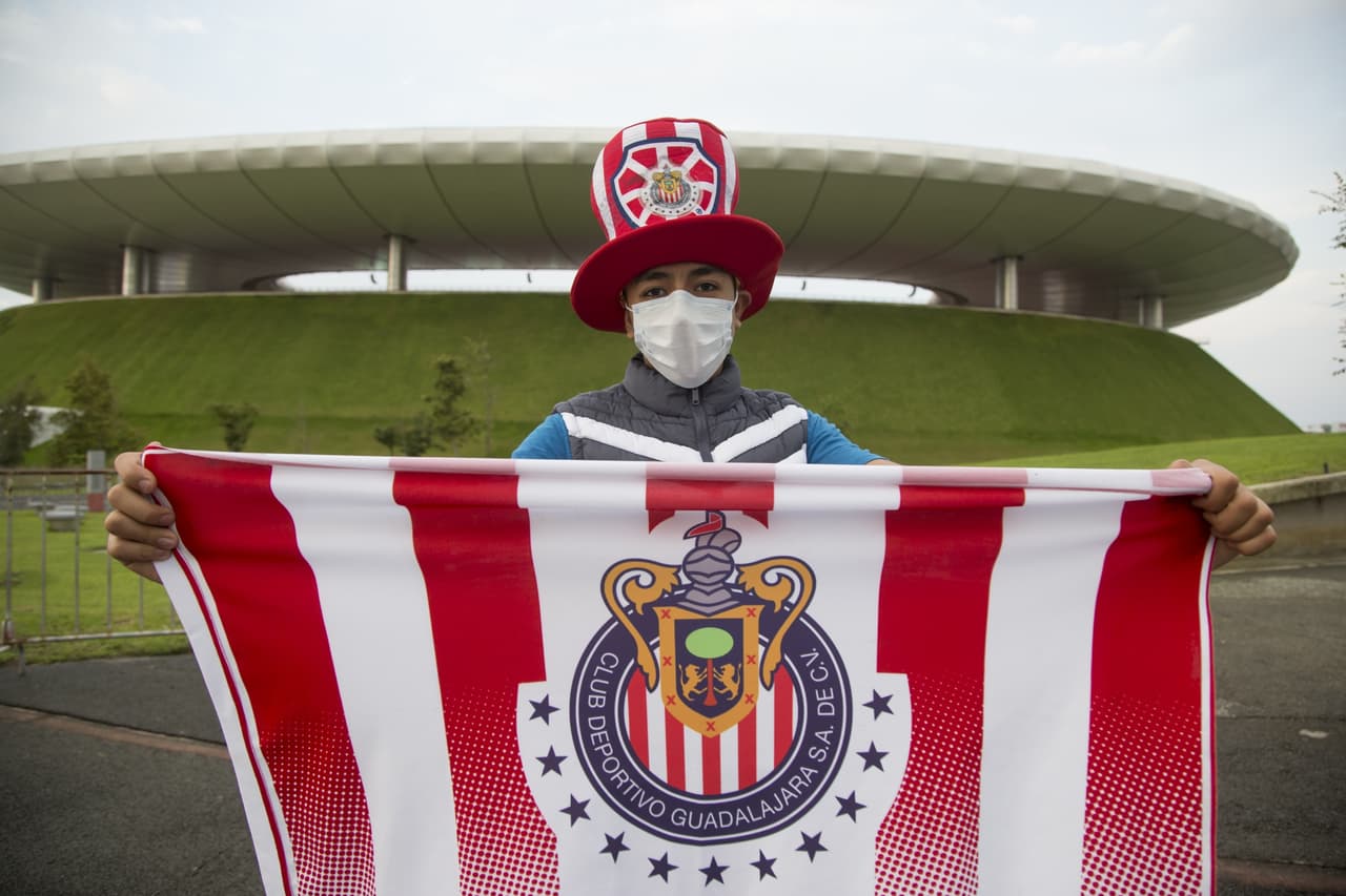 La afición rojiblanca regresaba una vez más al Estadio Chivas, el cual solo permitió la entrada al 60 por ciento de su aforo como medida sanitaria.