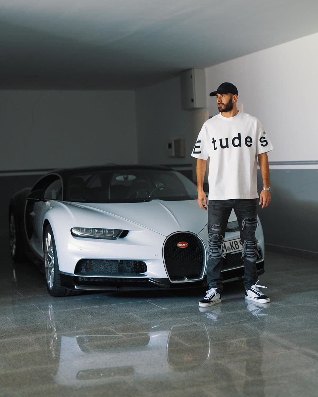 <h3 class="cms-H3-H3"><b>Bugatti Chiron</b></h3>
<br>
<br>Arrancamos con una de las máquinas más exclusivas, costosas, capaces y, por supuesto, codiciadas del mundo: el
<b>Bugatti Chiron</b>. Su precio inicia en los 2.4 millones de euros (2.64 millones de dólares) y su producción está limitada a 500 unidades. Benzema y su buen amigo Cristiano Ronaldo son dos de los afortunados conductores de esta bestia del asfalto.