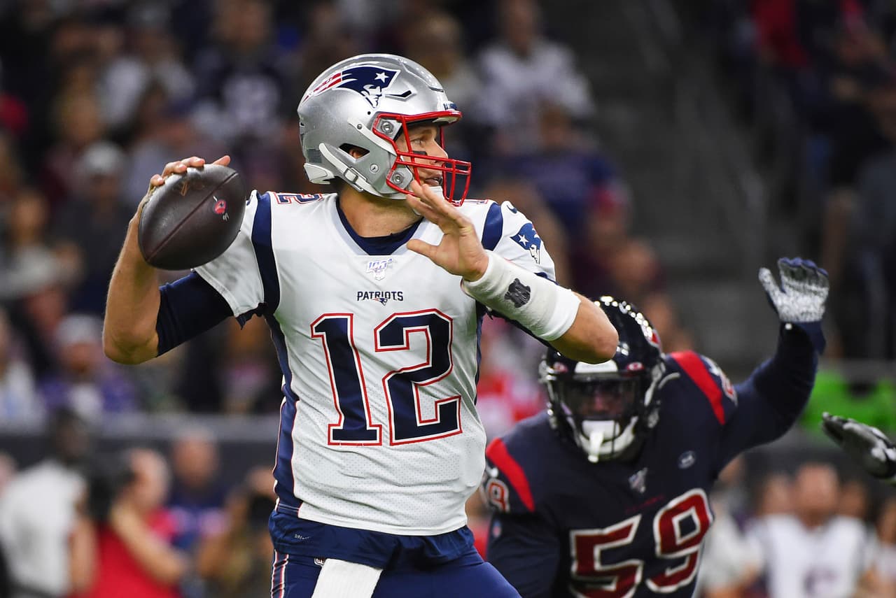 <b>Tom Brady</b> (
<i>New England Patriots</i>): 6 títulos de Super Bowl (4x SB MVP) 3 veces NFL MVP (2007, 2010, 2017), 3 veces First-Team All-Pro, 14 veces Pro Bowler (mayor en la historia de la NFL), 219 triunfos (mayor para un QB en la historia de la NFL), 74,350 yardas aéreas (2do. en la historia de la NFL), 539 pases de TD (2do. en la historia de la NFL), 17 títulos divisionales (mayor para un QB en la historia de la NFL).