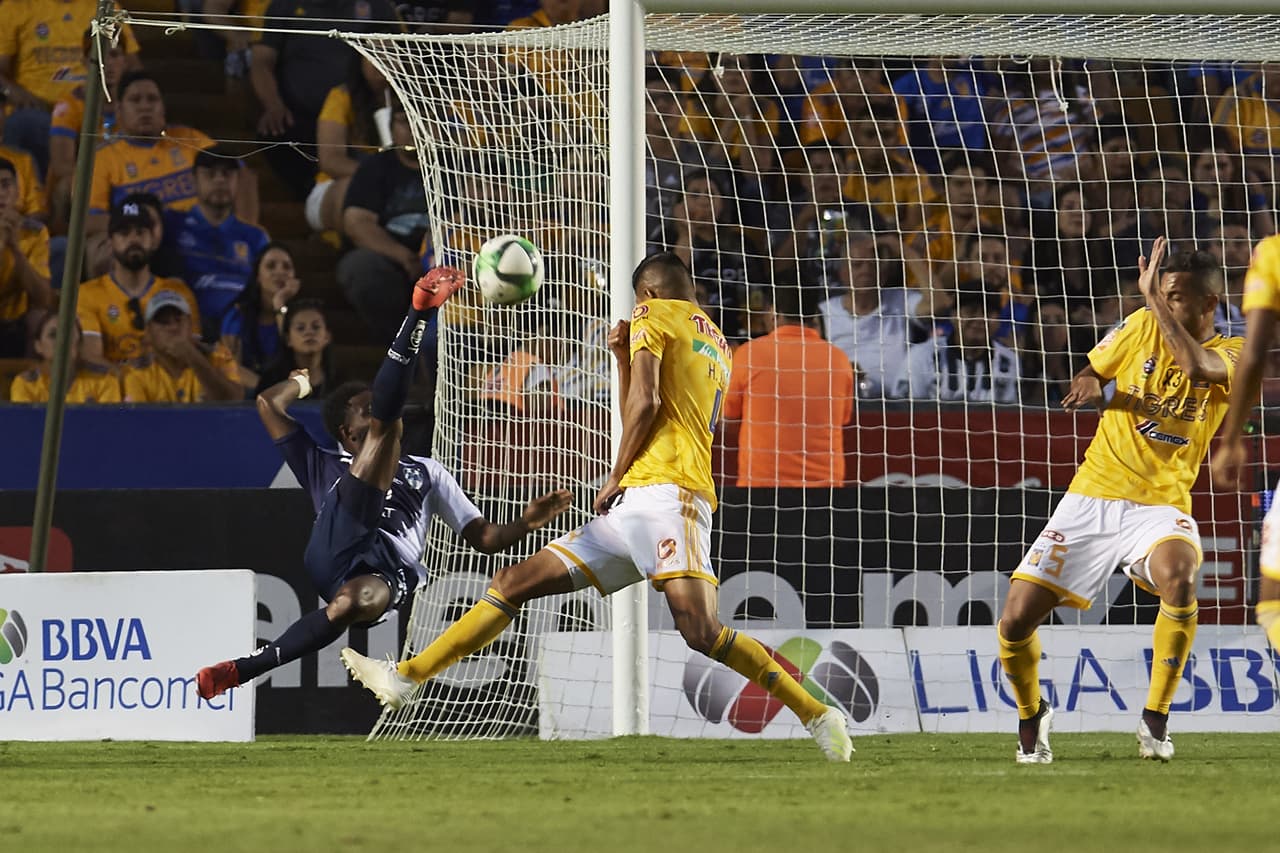 Rayados se lanzó en busca del empate en el segundo tiempo, aquí con un intento de chalaca de Avilés Hurtado (izquierda).