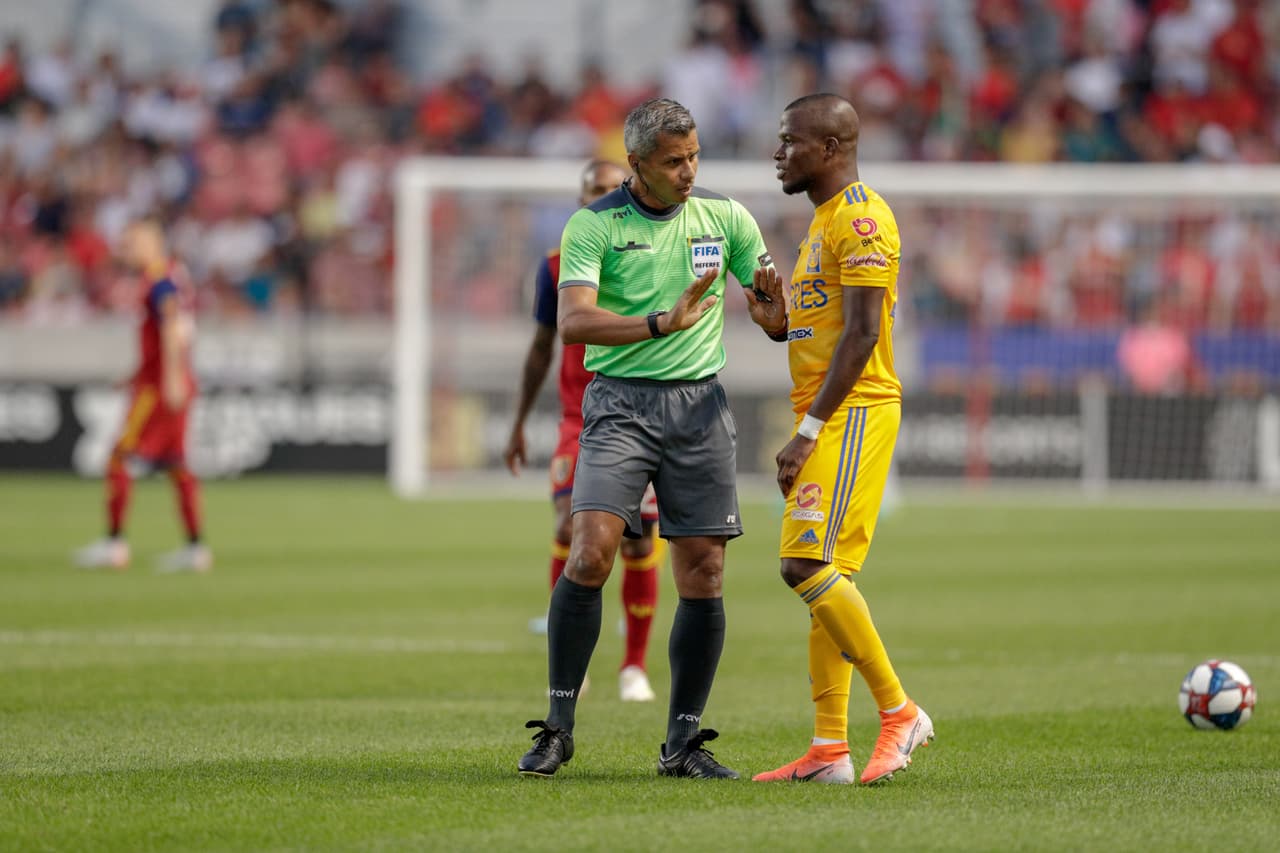 El ecuatoriano Enner Valencia contó con pocos espacios para explotar su velocidad.