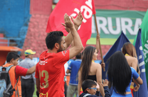Kamiani Félix, también en territorio 'chapín', le dio el triunfo al C.D. Municipal por 2-0 en su visita al Deportivo Petapa anotando doblete. Llegó a 15 goles en esta temporada.