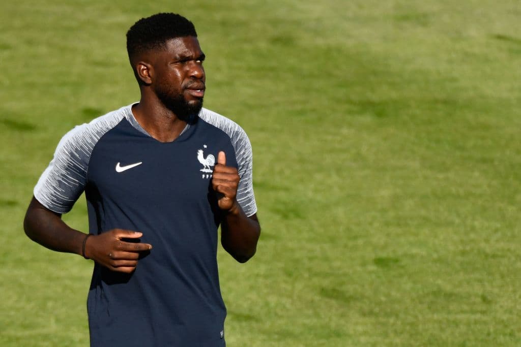 En defensa, Samuel Umtiti será el que controle en llegada las arremetidas de su compañero en el Barcelona, Lionel Messi. El central también fue compañero de Mascherano.
