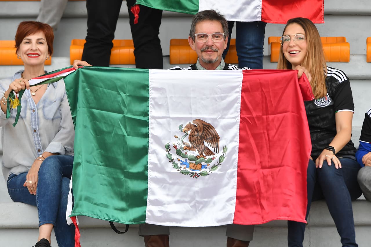 Los mexicanos llegaron en buen número al estadio Jules Ladoumeguel de Vitrolles para el juego por la Fase de Grupos entre México y China.