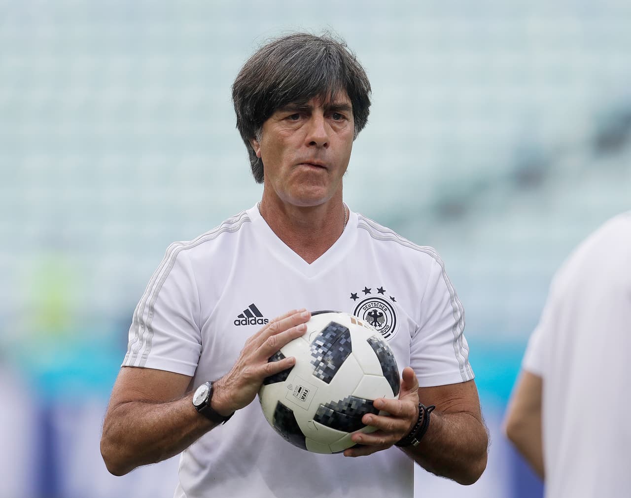 Low sabe que la expectativa es muy grande con el equipo que dirige, por ello la presión es alta y el juego contra Suecia debe aclarar muchas cosas con respecto a lo que se espera de la Mannschaft.