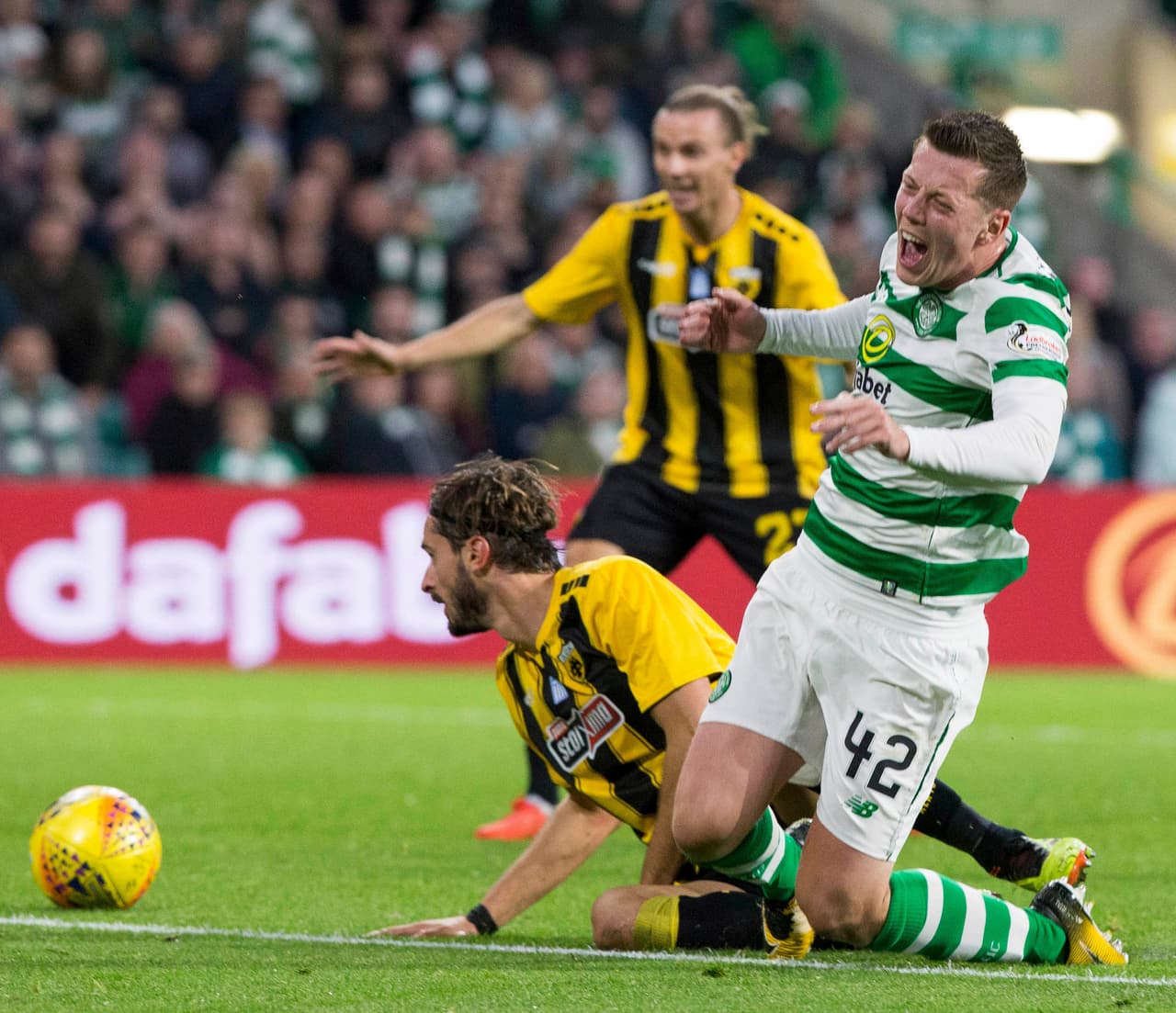 En Celtic Park, el Celtic FC no aprovechó la expulsión de un jugador rival y no pudo sacarle jugo a la ventaja numérica y acabó empatando 1-1 con el AEK Atenas.