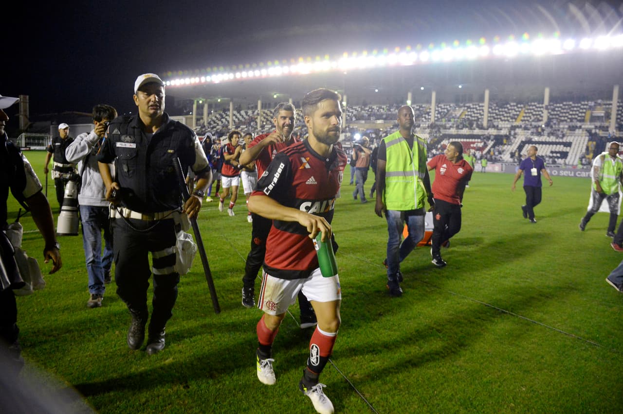 Diego Ribas fue el primero en correr para refugiarse de las bombas caseras lanzadas desde las gradas.