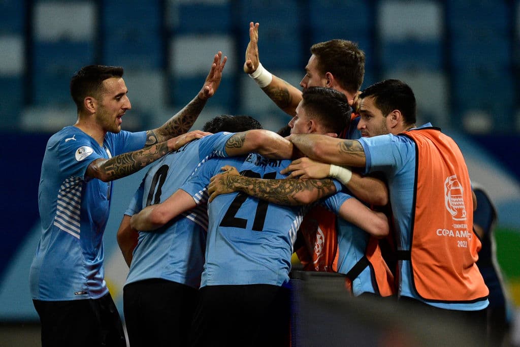 El autogol del portero Carlos Lampe (40') y el gol de Edinson Cavani (79') le dan la victoria a Uruguay 0-2 sobre Bolivia y los 'Charrúas' se adueñan de la tercer plaza del grupo A.