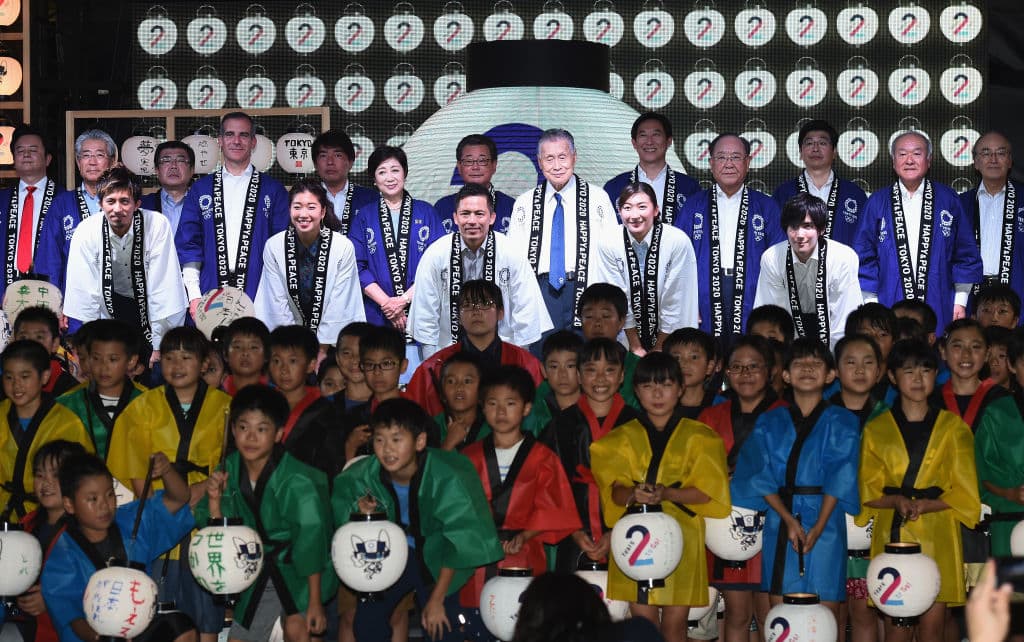 El presidente del comité organizador de Tokyo 2020, Yoshiro Mori (Centro) posa para los fotógrafos en el escenario durante la ceremonia de conteo regresivo a dos años de los JJOO en Tokyo Skytree.