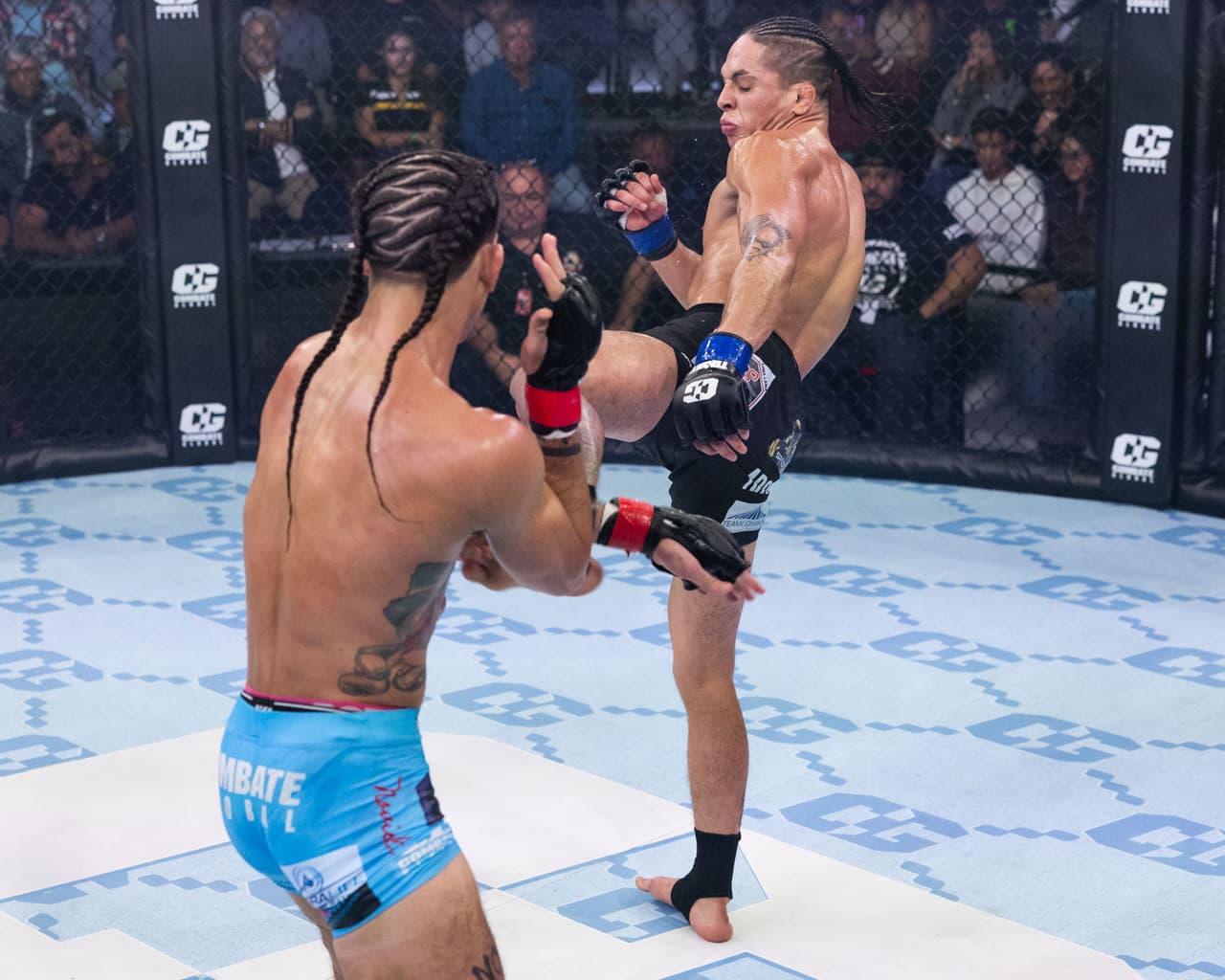 'El Charro Negro' Romero encabeza victorias de México en Combate Global