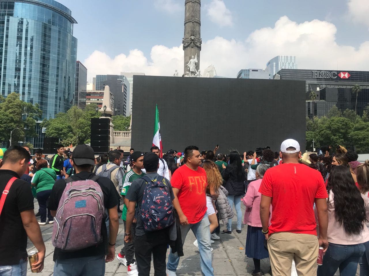 Fueron cientos de espectadores los que llegaron al Ángel de la Independencia.