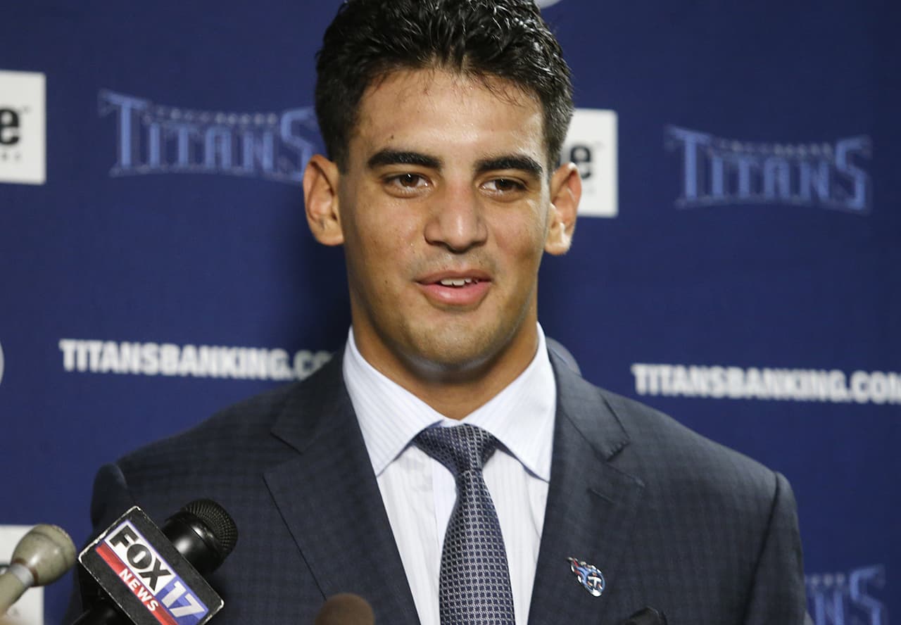 Todos los envíos anotadores de Mariota fueron en la primera mitad con lo que se convirtió en el primer novato en la historia de la NFL en lanzar cuatro pases de toucdown en una mitad. (Foto: AP-NFL).