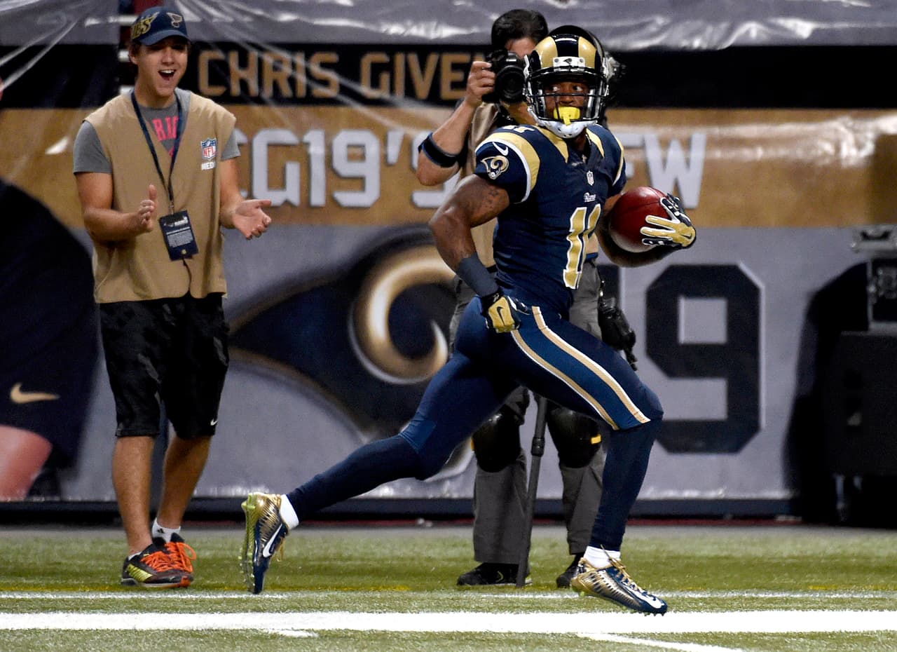 TAVON AUSTIN de St. Louis tuvo un regreso de patada de despeje para anotación de 75 yardas y otro acarreo de touchdown de 16 yardas. Austin es el quinto jugador en los últimos 20 años en anotar un touchdown en regreso de patada de despeje y en un acarreo en el mismo juego. (Foto: AP-NFL).