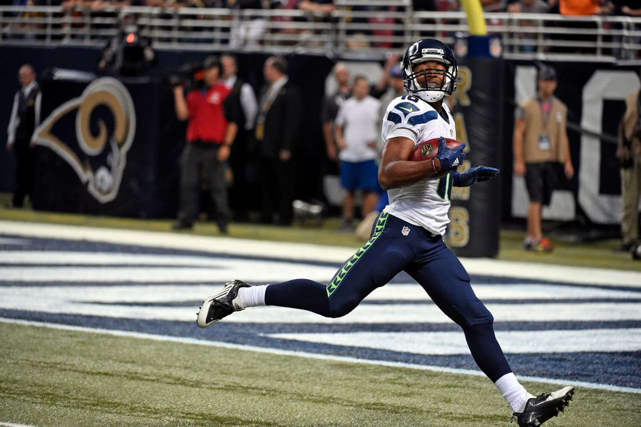 El novato de Seattle TYLER LOCKETT tuvo un regreso de patada de despeje de 57 yardas para touchdown y se convirtió en el primer novato en anotar un touchdown en su primer devolución de despeje durante la semana Kickoff desde 2005 (OTIS AMEY de San Francisco). (Foto: AP-NFL).